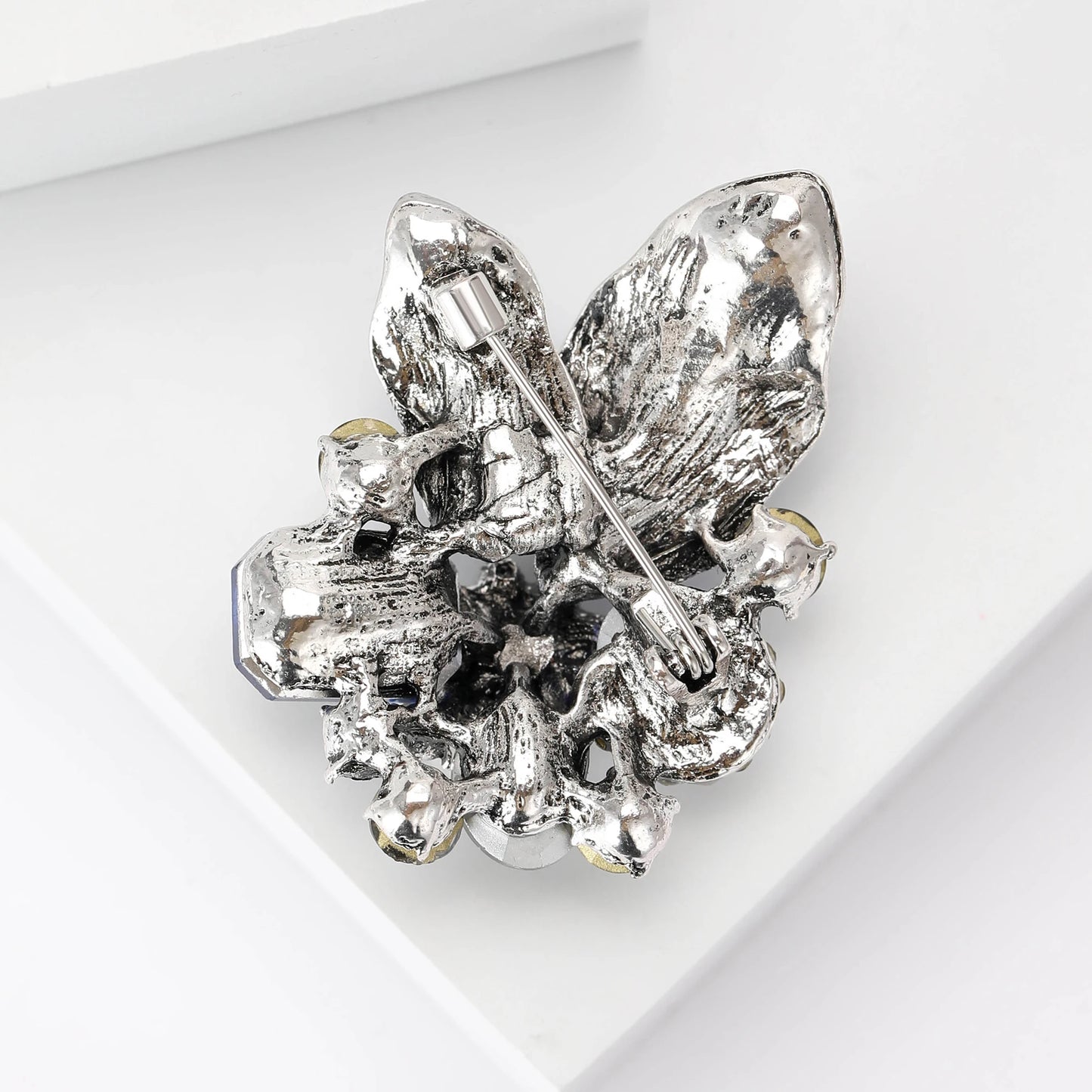 Beaut&Berry Luxury Crystal Leaf Brooches for Women Unisex Plant Pins Casual Party Accessories New Year Gifts Friends Decoration